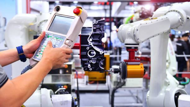 Ingénieur travaillant sur un robot industriel automatisé